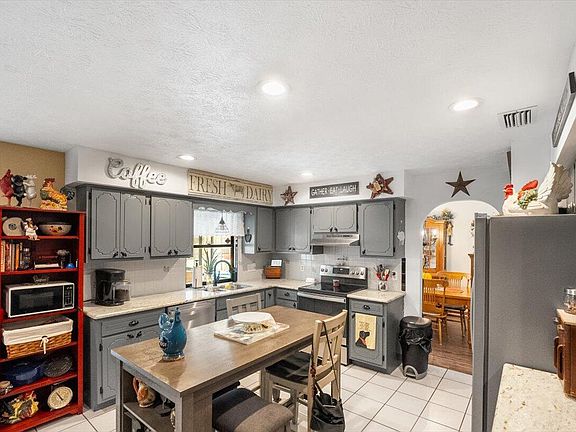 3rd image of 1082 SE Damask Avenue