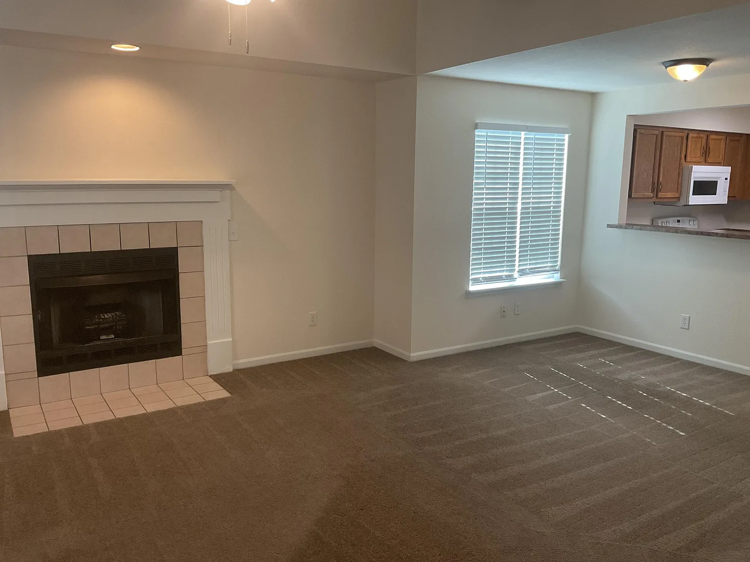 3 bed, 2.0 bath, 1400 sqft, $1,375 — Photo 3
