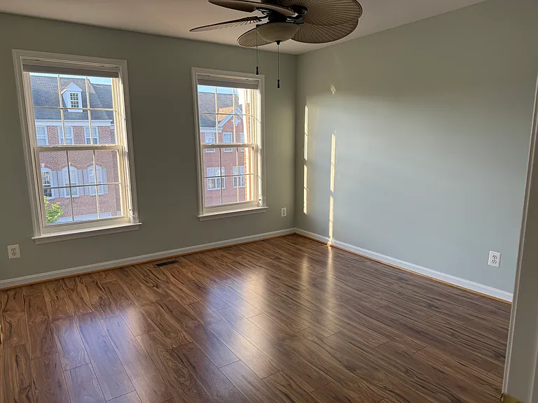 22694 Lamoreaux Landing Sq — Photo 11