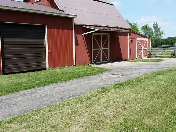 5 stall horse barn + tack ro