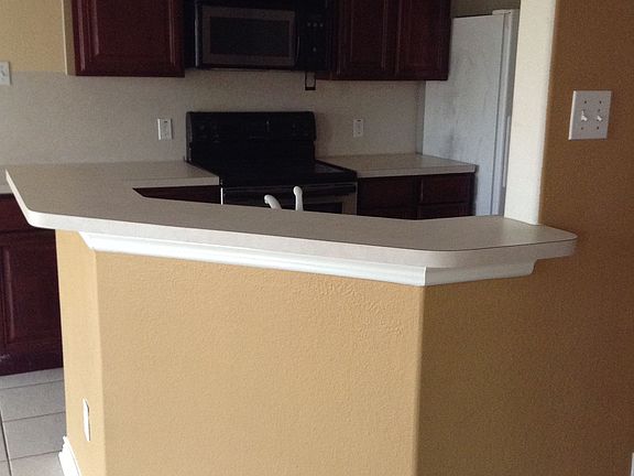 Kitchen w/Counter Seating