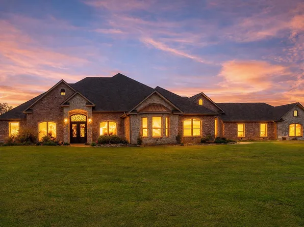 135 Wendy Acres Ave, Longview, TX 75602