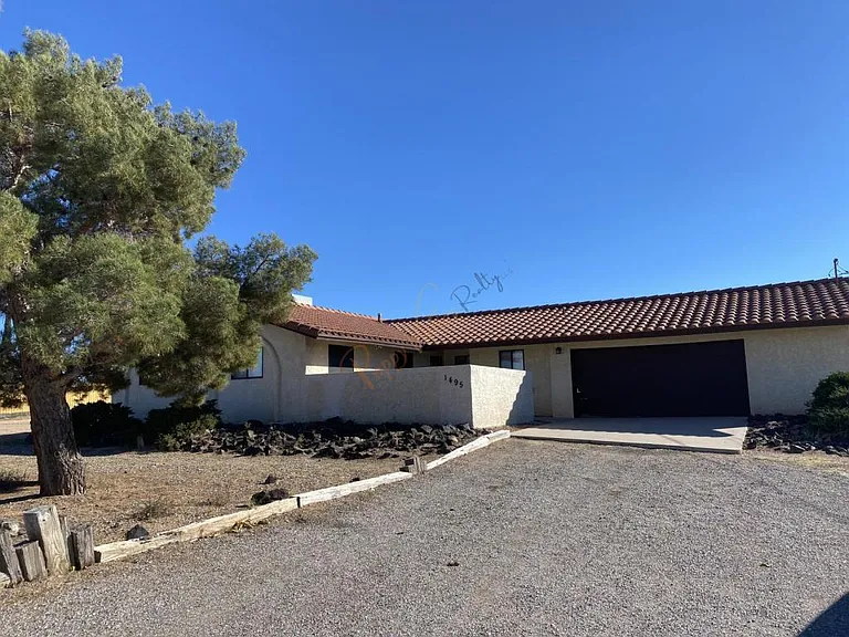 1495 Franklin Dr — Photo 1