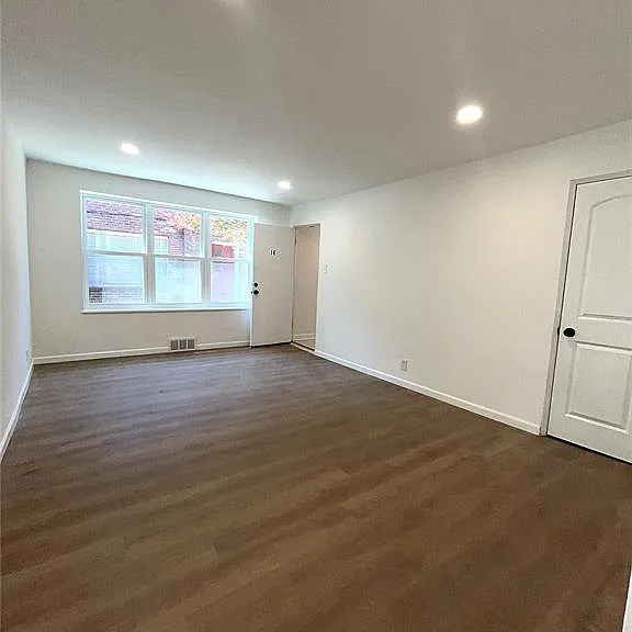 3911 Jamieson Ave — Photo 4