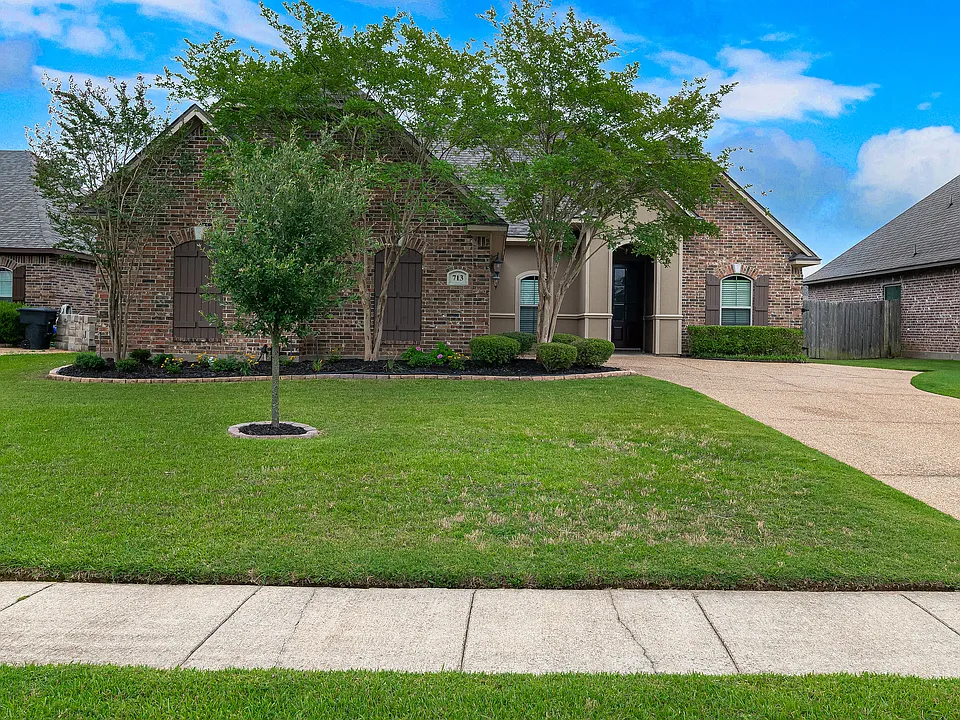 713 Saint Martin Ln