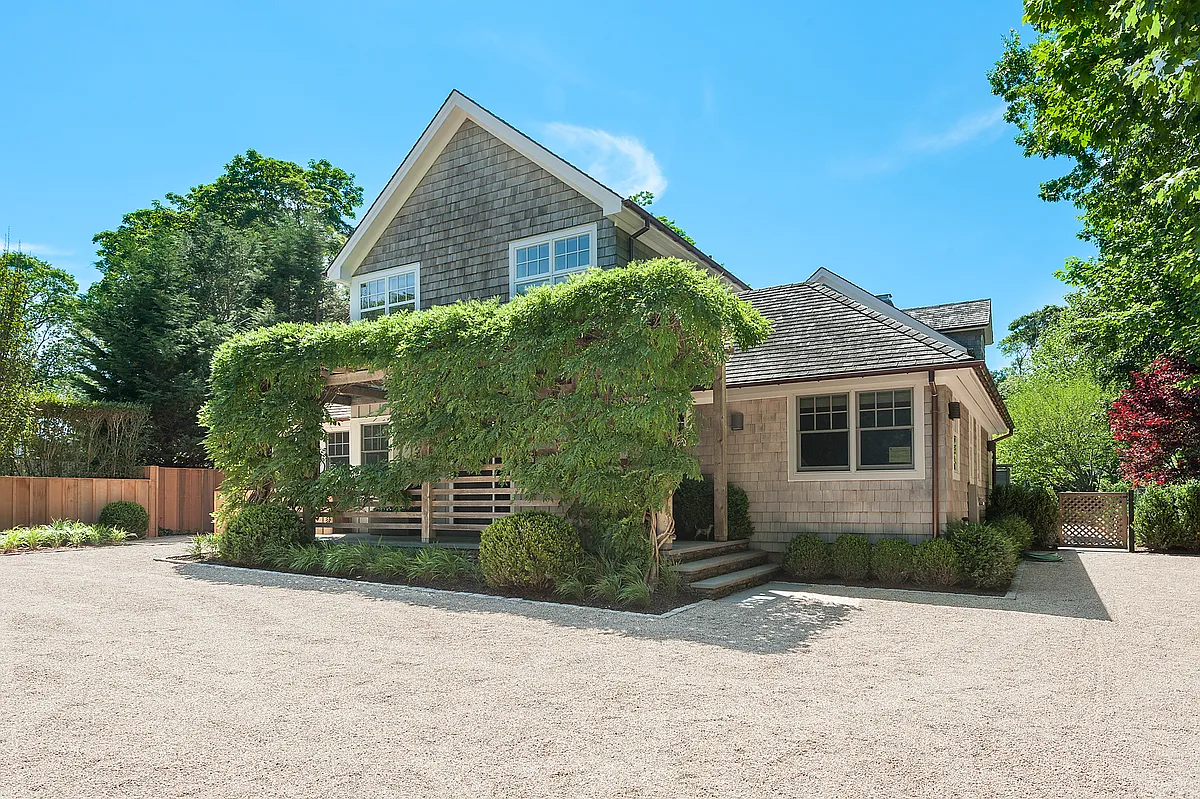 Building Photo - 27 Wainscott Stone Rd