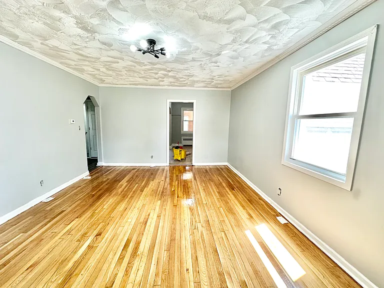 352 E 7th Ave — Photo 5