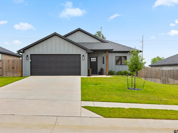17322 Crossing Cir, Lindale, TX 75771