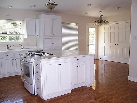 3rd image of 2721 Magnolia Dr