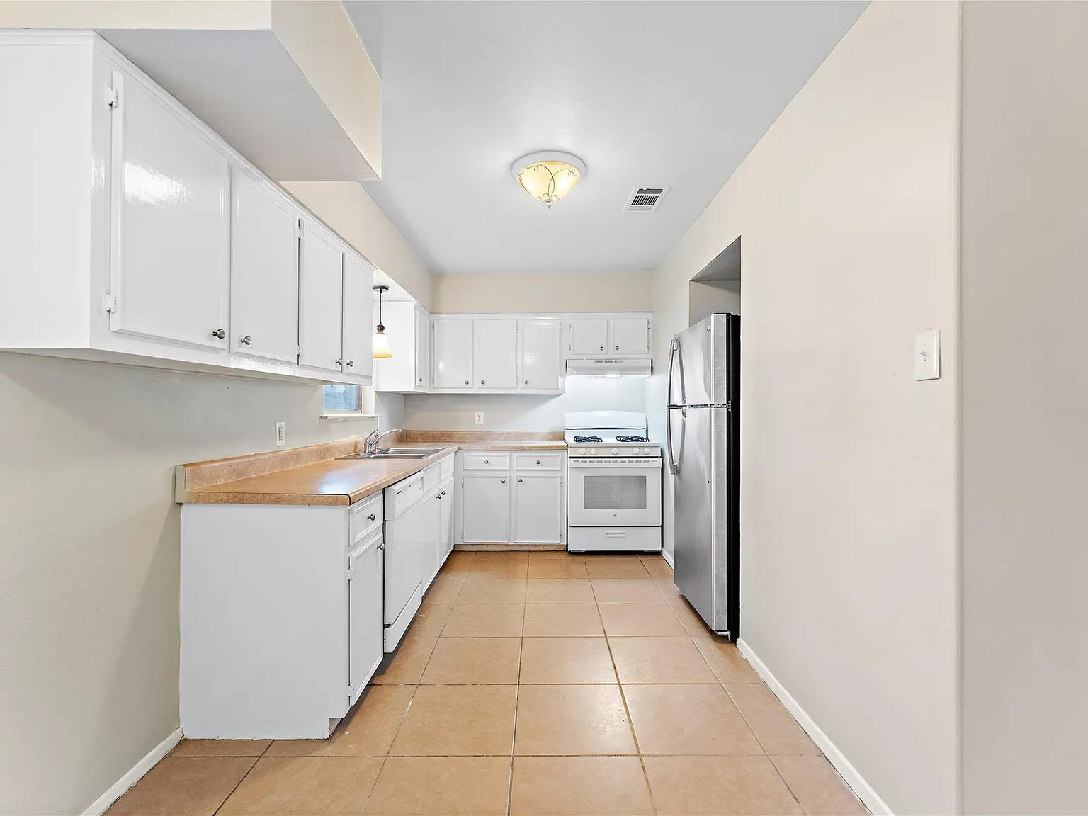 4 bed, 1.5 bath, 1705 sqft, $1,799 — Photo 3