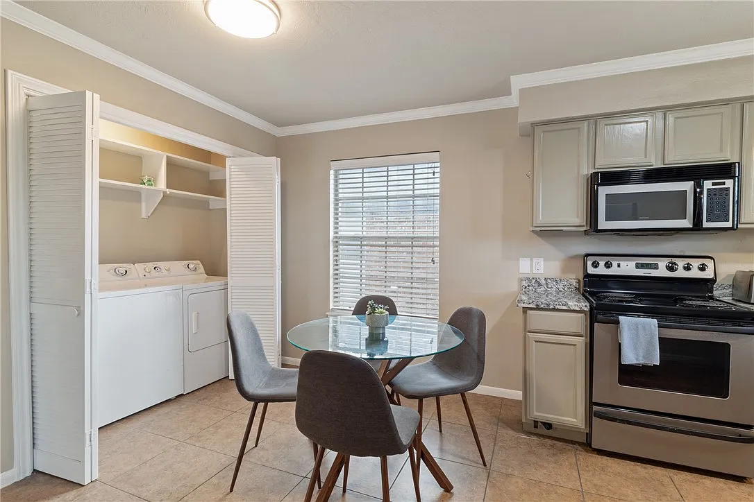 3 bed, 4416 sqft, $1,495 — Photo 4