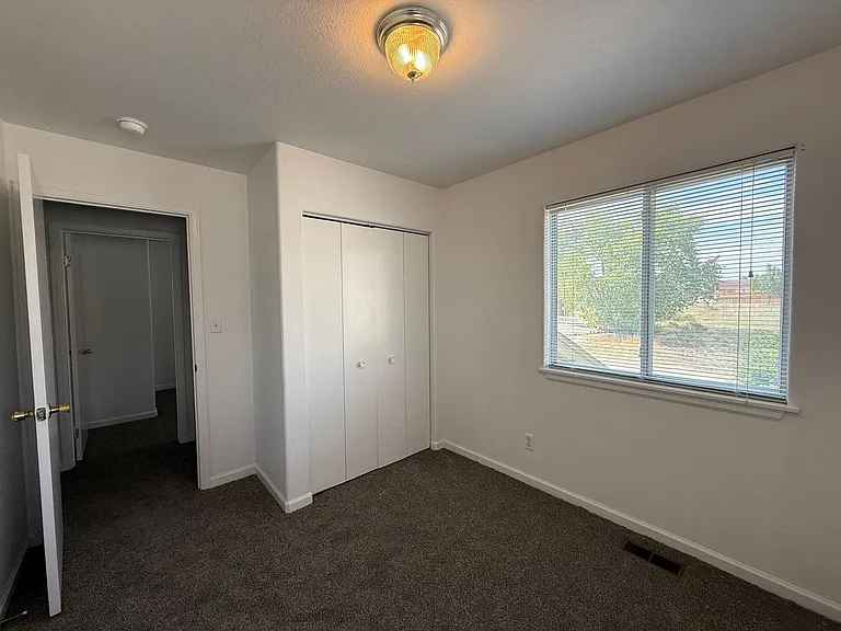 Elbow Dr W 228-230 — Photo 16