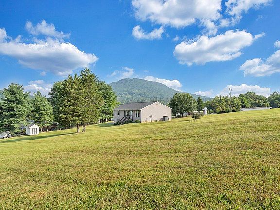3rd image of 28 Windy Hill Circle Dr