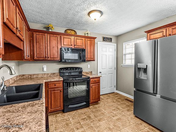 4th image of 157 Wooded Oak Ct