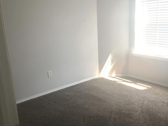 4th image of 216 N Valley Dr