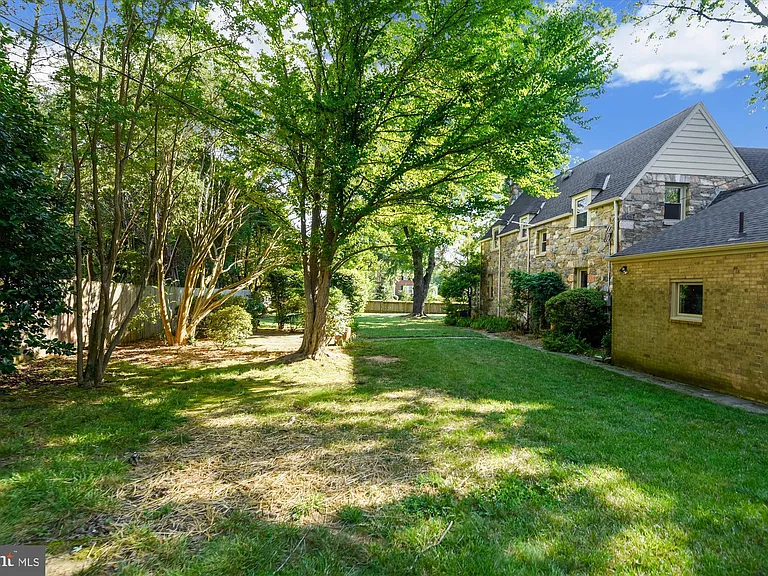 400 Meadow Ln — Photo 12