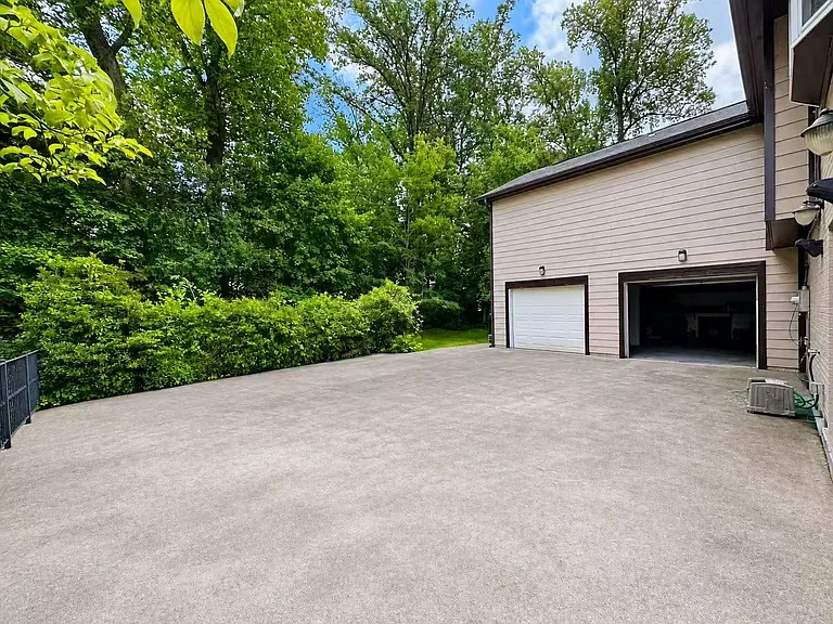 1711 Strine Dr — Photo 10