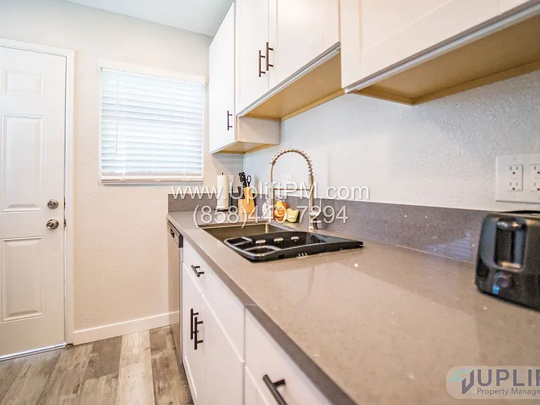 4233 Swift Ave — Photo 8