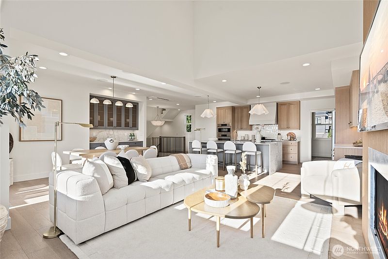 5th image of 3243 13th Avenue W