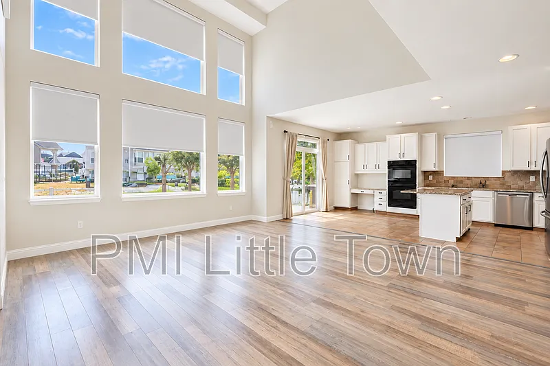 4 bed, 2.5 bath, 3890 sqft, $3,995 — Photo 4