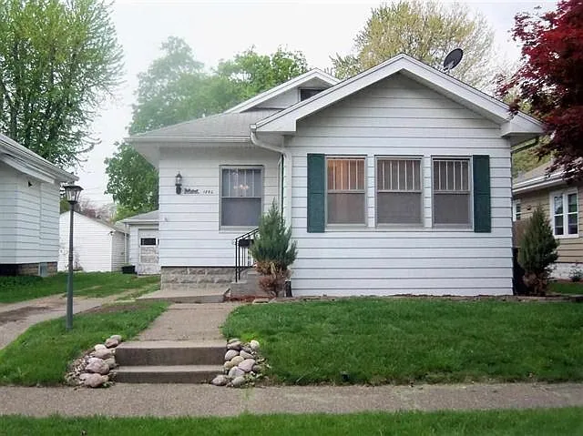 1842 32nd St photo 1
