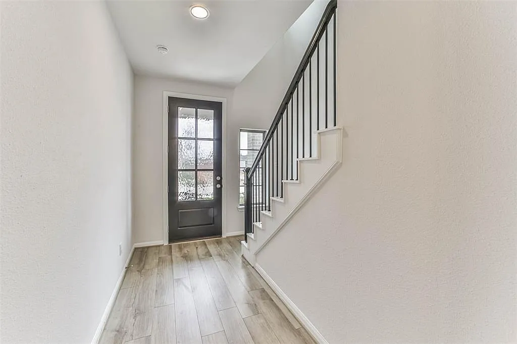 4 bed, 2.5 bath, 1861 sqft, $2,400 — Photo 4