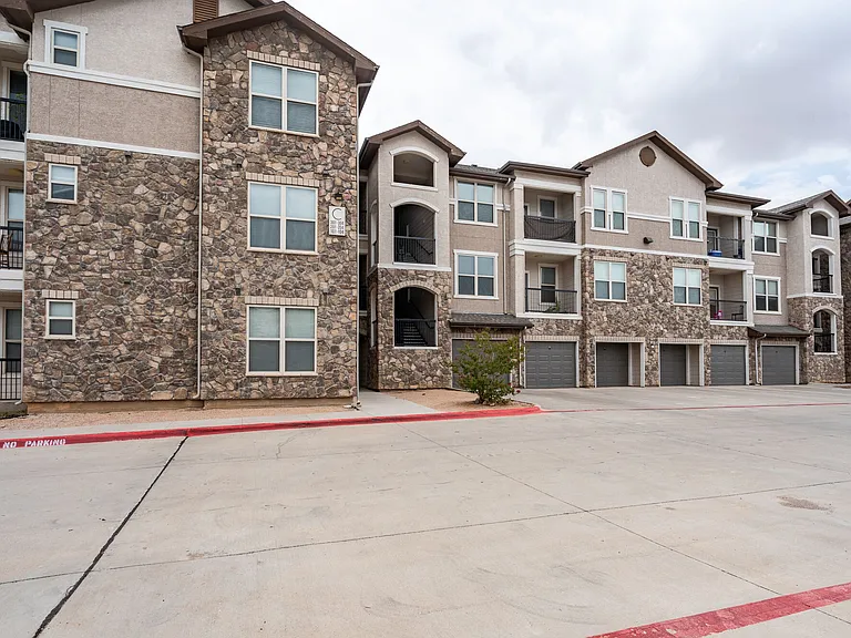 Tradewinds Apartments — Photo 4