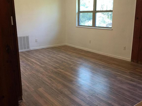 4th image of 327 Spratley Ave