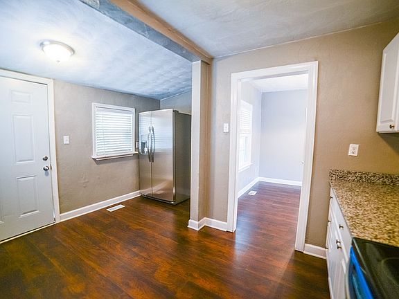 2nd image of 916 W 27th St