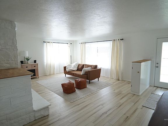 3rd image of 4503 N Shirley Ave