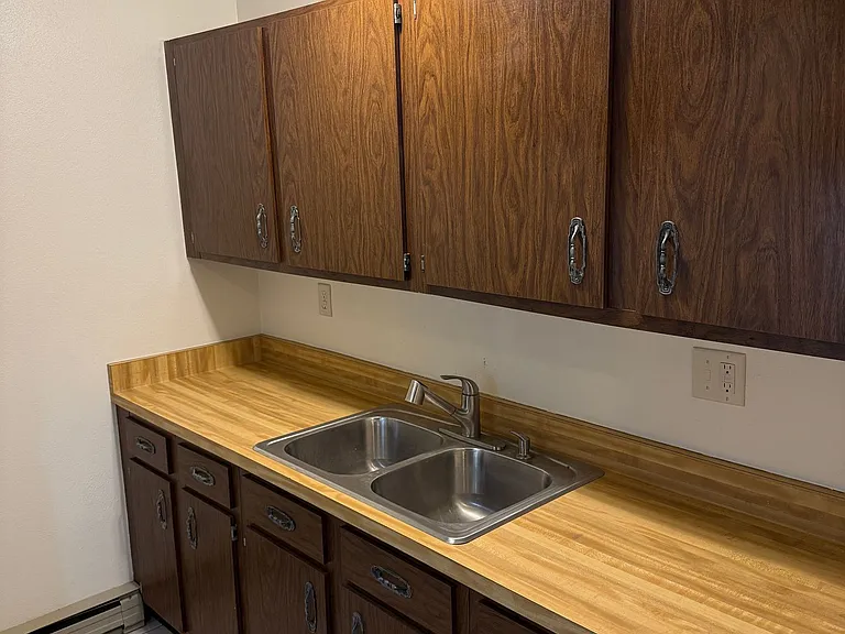 Immaculate Updated 1 Bedroom with 1 Bath — Photo 14