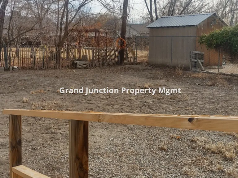 522 Compton St — Photo 15