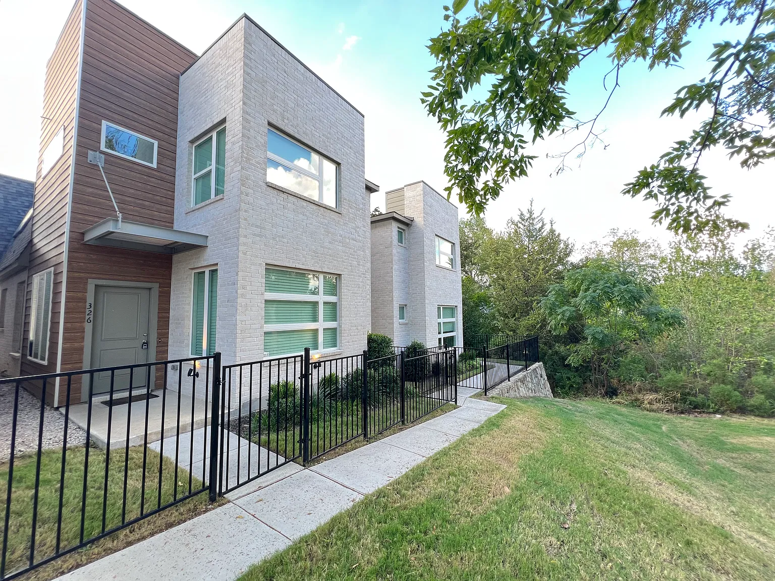 3 bed, 1888 sqft, $2,985 — Photo 3