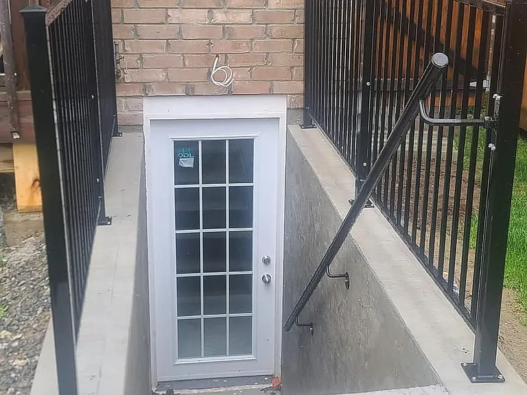 23 Terry Cres — Photo 2