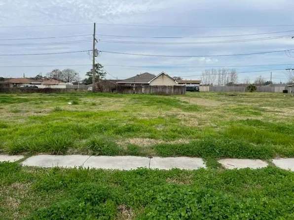 72 W Claiborne Sq, Chalmette, LA 70043