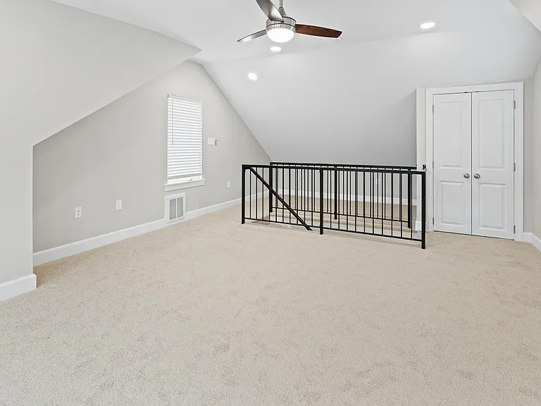 731 E Elm St — Photo 39