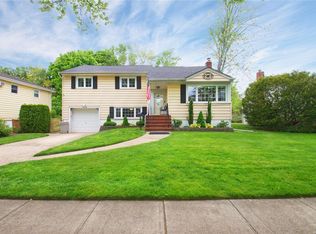 62 Pell Ter, Garden City, NY 11530