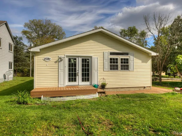 2781 School Lake Dr, Brighton, MI 48114
