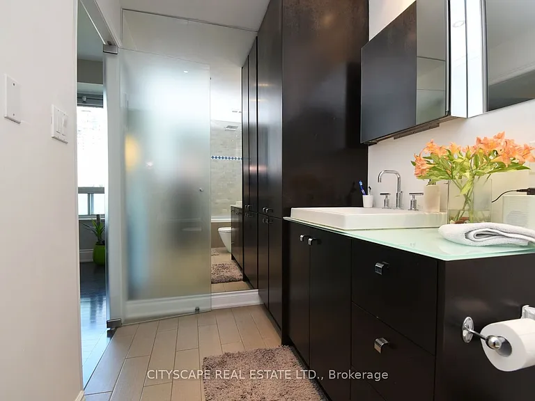 903 Bloor St W — Photo 22