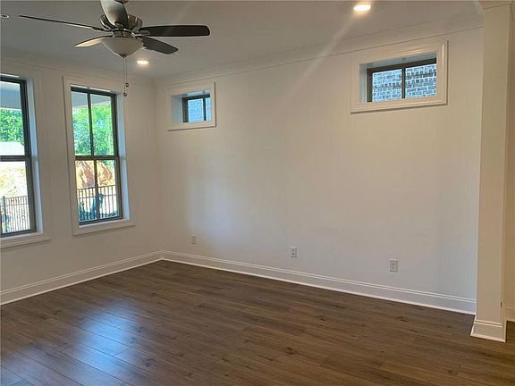 Photos shown are for viewing purpose only to understand the layout. These photos are of a different