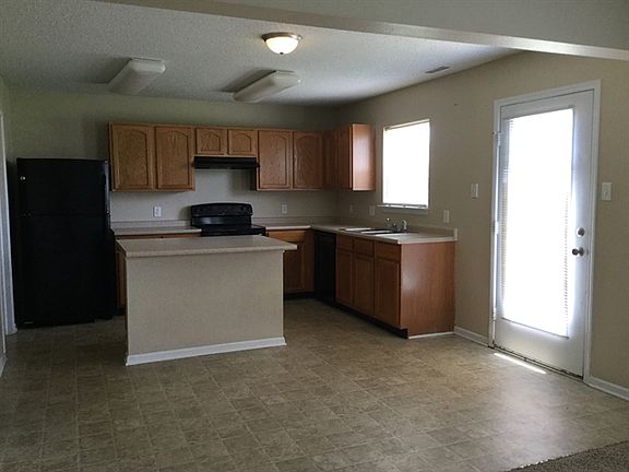 5th image of 915 Rosemary Cir