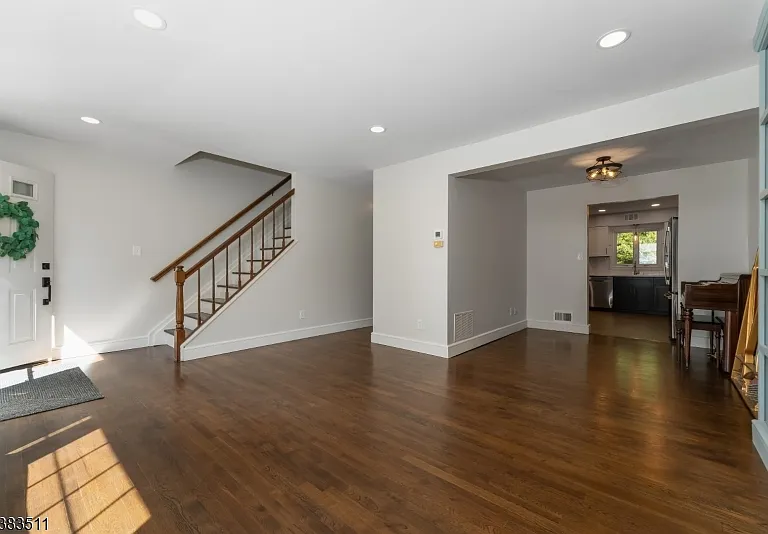 65 Hampshire Dr — Photo 3