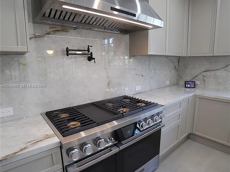 1345 Hollywood Blvd — Photo 15