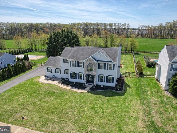3rd image of 207 Olivine Cir