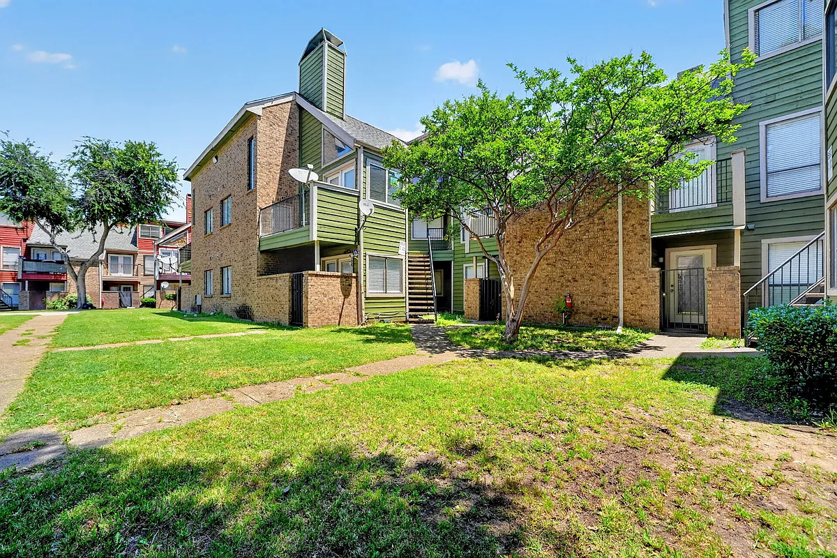 Building Photo - 9837 Walnut St #208