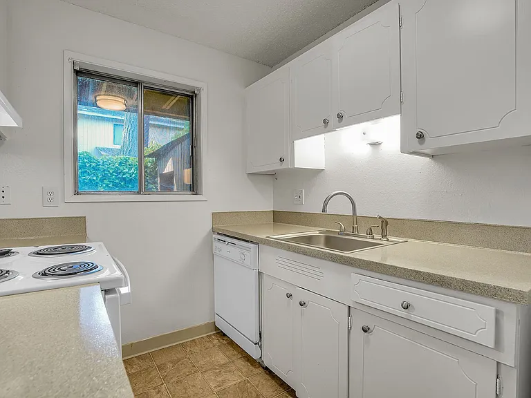5920 SW Erickson Ave — Photo 8