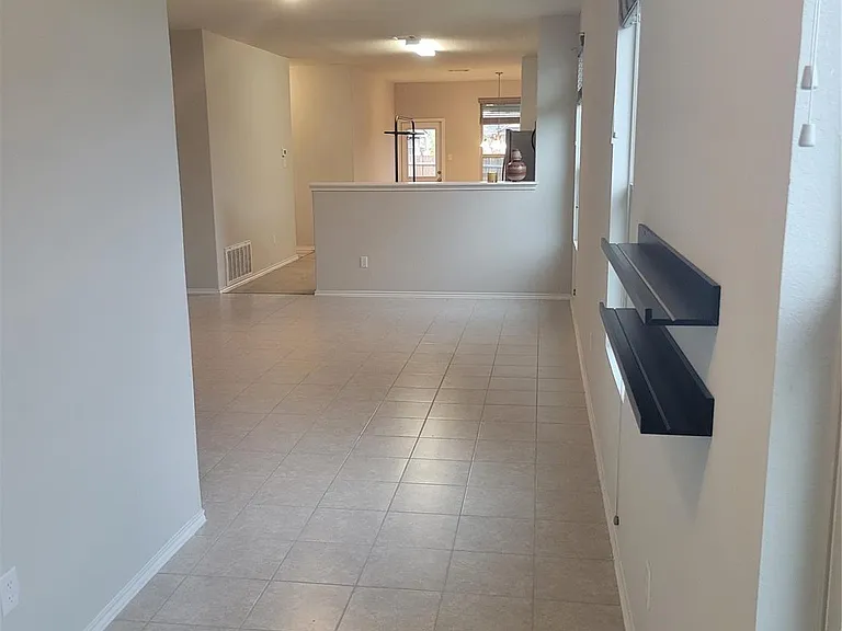 221 Compania Dr — Photo 5