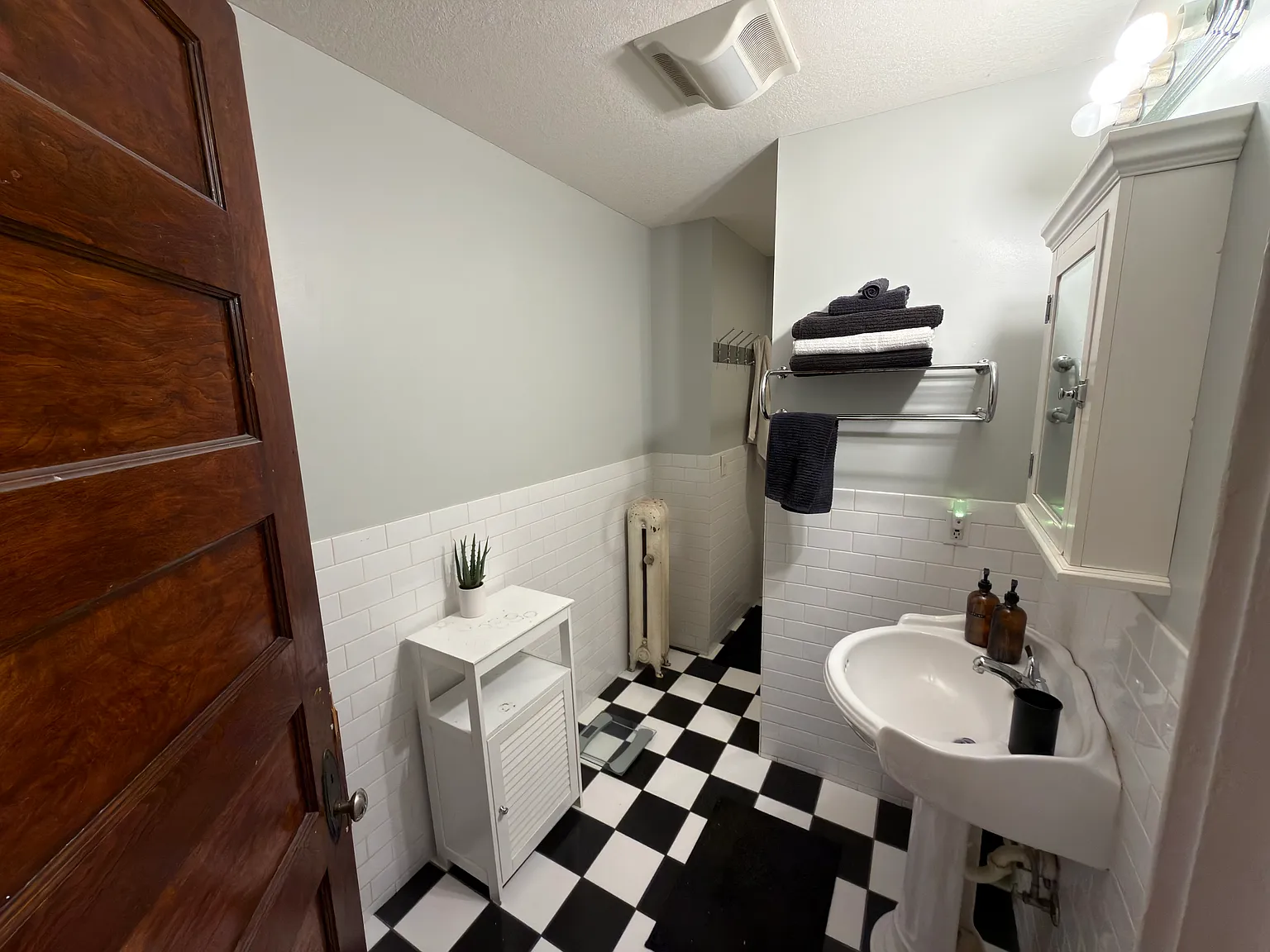 2715 Hennepin Ave S — Photo 3