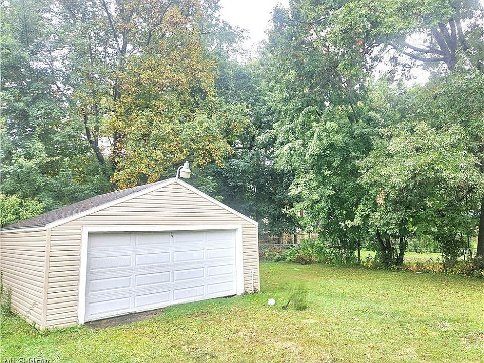 2nd image of 833 Mechanic Ave