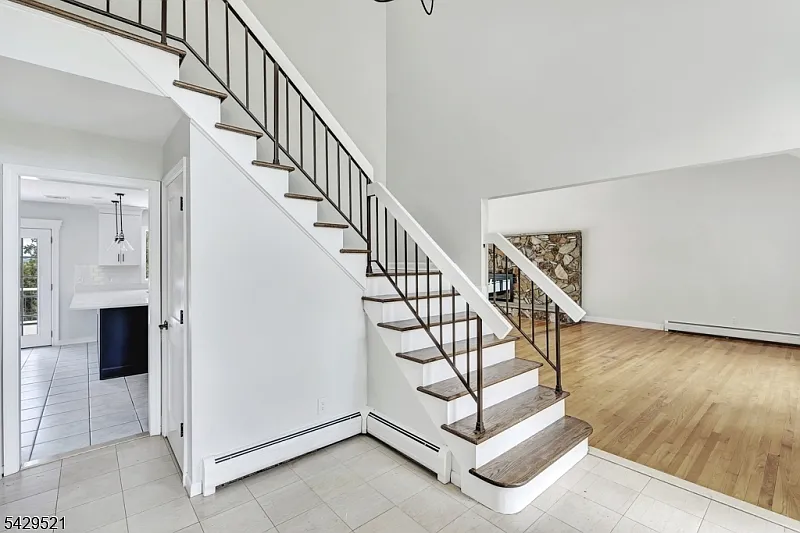 4 bed, 3.0 bath, 3519 sqft, $8,650 — Photo 4